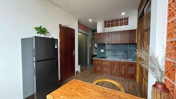 Apartamento família | Cozinha privada | Geladeira, cooktop, talheres/pratos/utensílios de cozinha