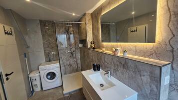 Dutxa, assecador de cabells, tovalloles i sabó