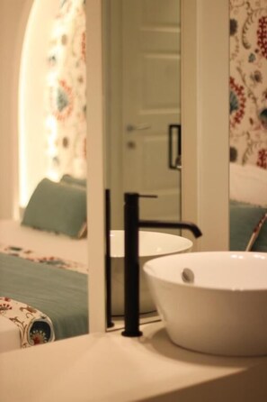 デラックス ルーム パティオ | バスルーム | シャワー、ヘアドライヤー、タオル、石鹸