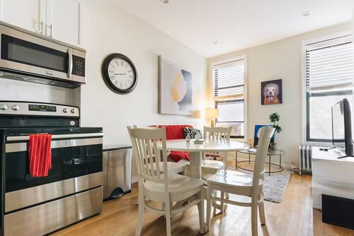 3 BED 2 BATH Williamsburg Brooklyn APARTMENT in Classic Brick Townhouse