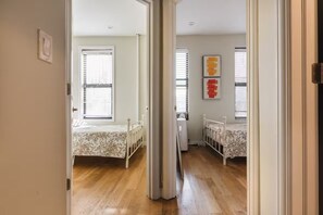 3 slaapkamers, een strijkplank/strijkijzer, gratis wifi, beddengoed