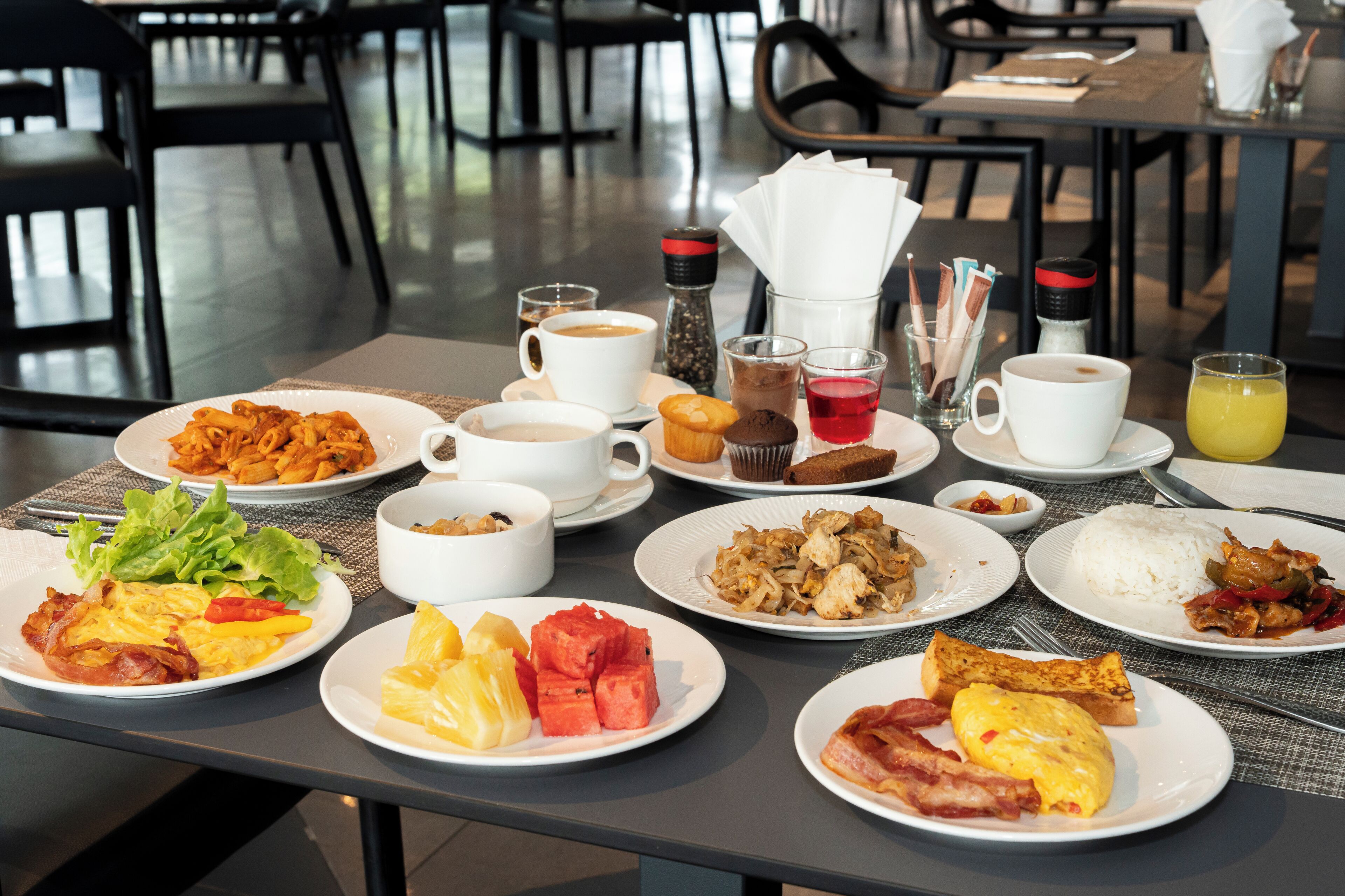 Un buffet della colazione con una varietà di piatti e bevande.
