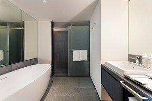Deluxe Room, 1 King Bed, Air conditioning, City View | Bathroom
