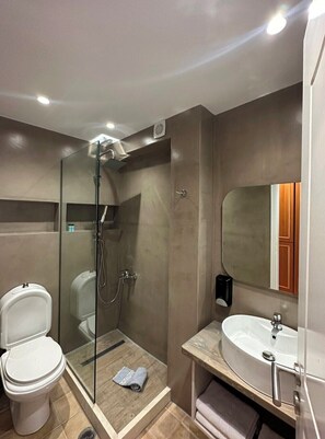 Suihku, hiustenkuivaaja, pyyhkeet, saippua