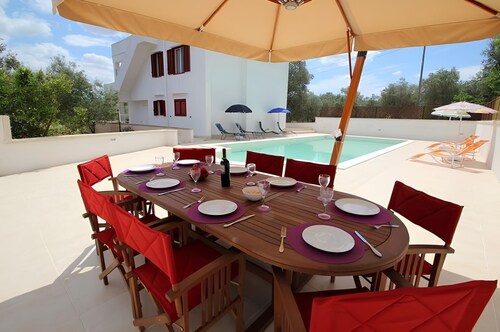 APARTMENT IN VILLA WITH POOL