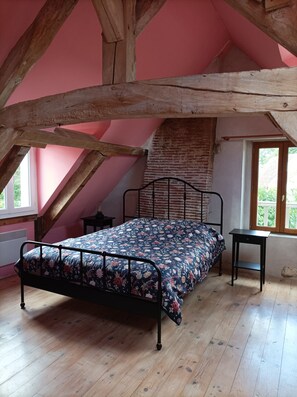 2 bedrooms, iron/ironing board, WiFi, bed sheets - Longère (traditional long house) with swimming pool in a green setting (Couffy)