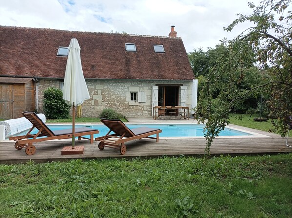 Pool - Longère (traditional long house) with swimming pool in a green setting (Couffy)