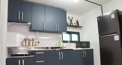 Stylish Itaewon Getaway | Spacious Living, Projector, 4 Beds, 5 min to Station