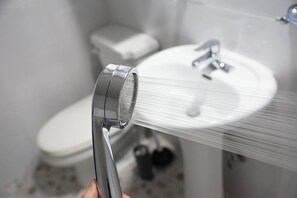 Een douche, een haardroger, een bidet, handdoeken