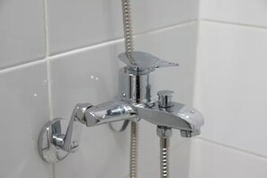 Douche, séchoir à cheveux, bidet, serviettes fournies