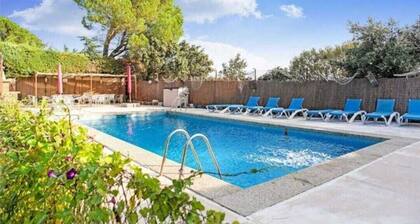 Peñalara-la casa de Galapagar, romantic stone lodging with fireplace.