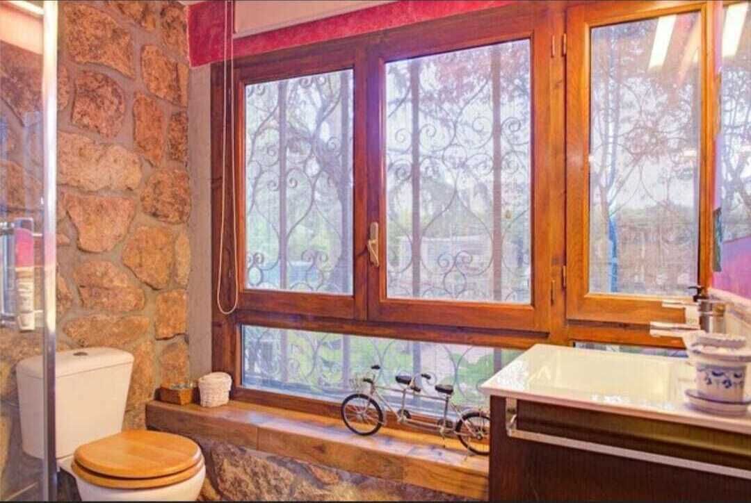 Een douche, een haardroger, handdoeken, zeep