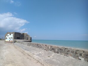 Playa en los alrededores y camastros 