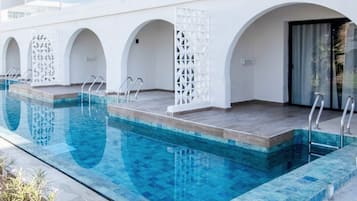 Double Room with Swimup | In-room safe, soundproofing, free WiFi