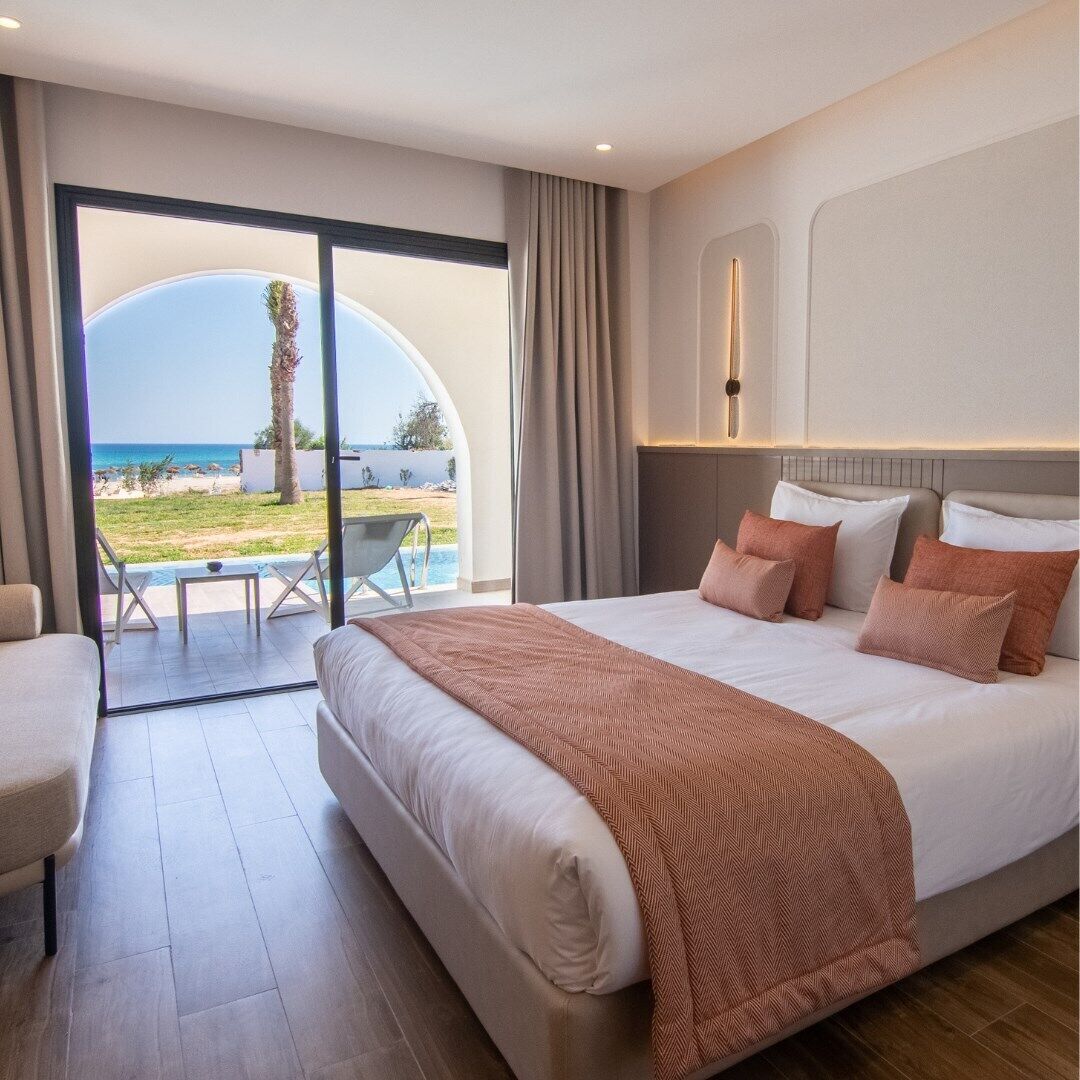 Double Room with Swimup | In-room safe, soundproofing, free WiFi