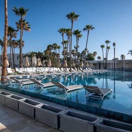 Una piscina techada, una piscina al aire libre de temporada