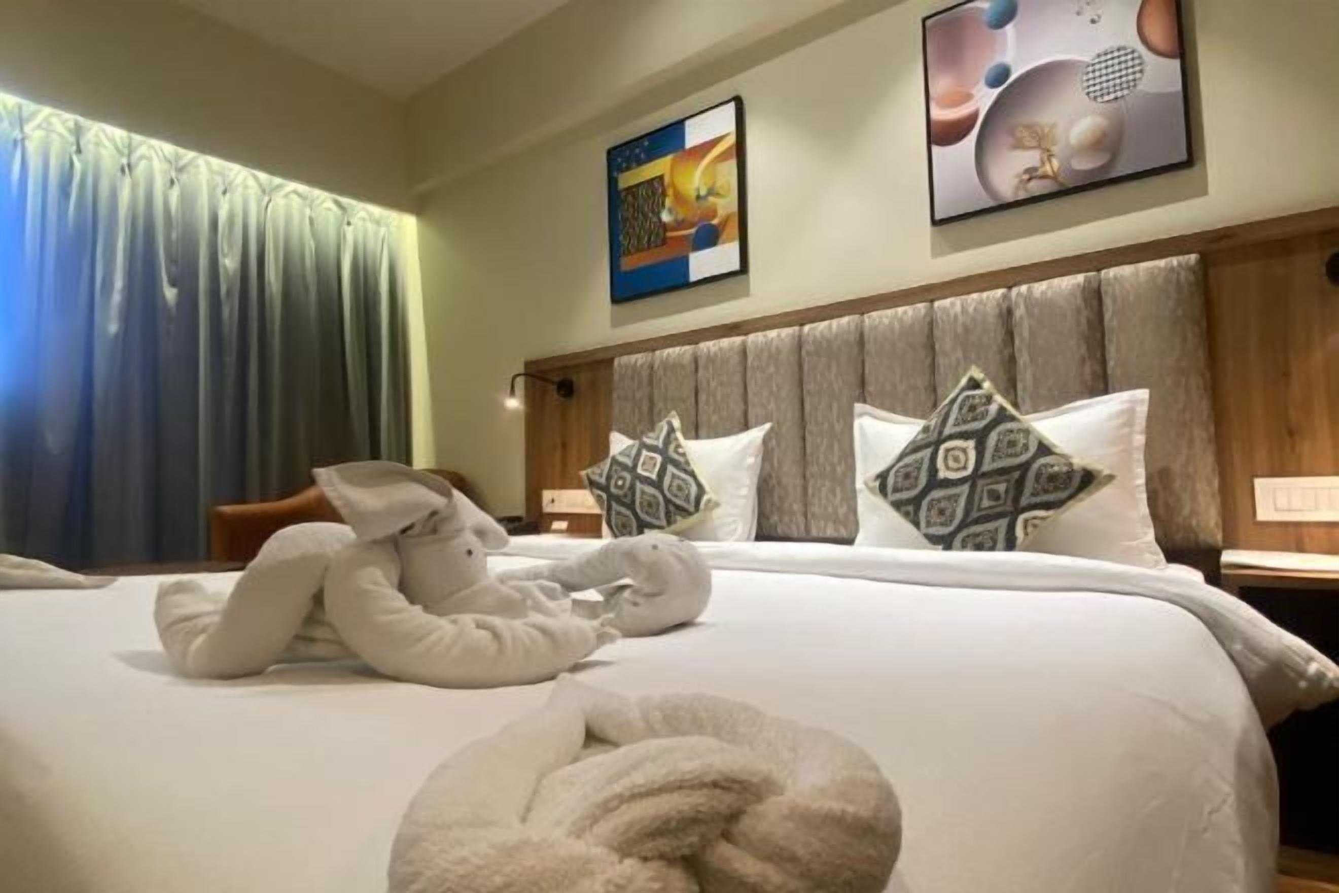 Escritorio, tabla de planchar con plancha, wifi gratis y ropa de cama 