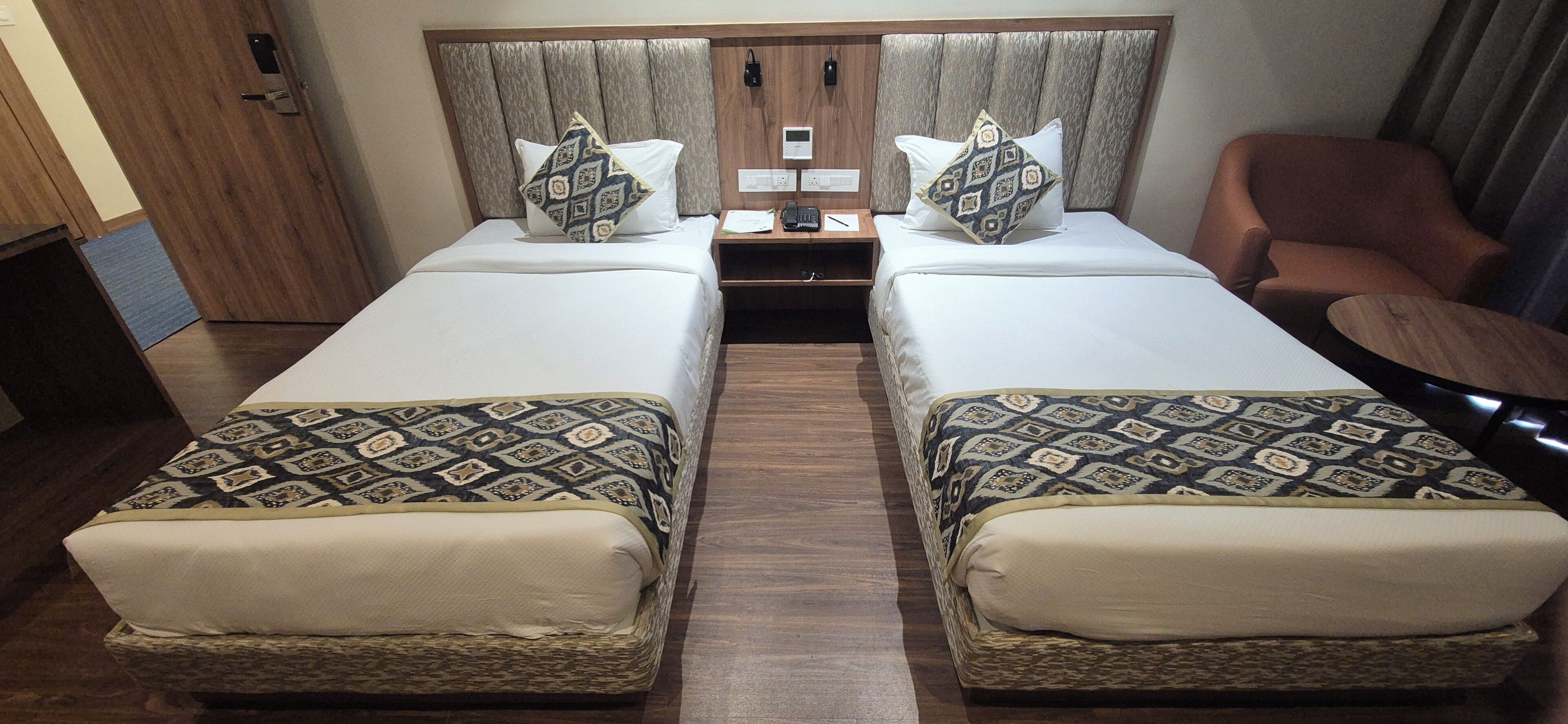 デラックス ツインルーム | デスク、アイロン / アイロン台、WiFi (無料)、ベッドシーツ