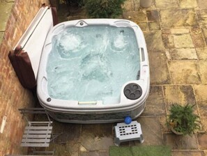 Outdoor spa tub - Village location 4 bed sleeps 7 garden & driveway (Bottesford)