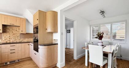 Village location 4 bed sleeps 7 garden & driveway