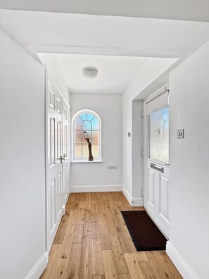 Interior - Village location 4 bed sleeps 7 garden & driveway (Bottesford)