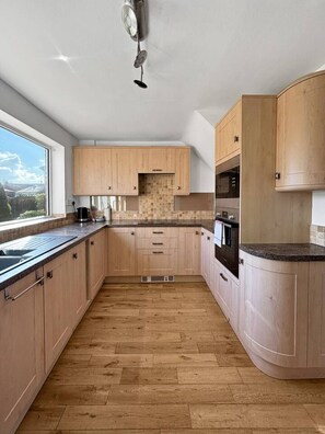 Fridge, microwave, oven, stovetop - Village location 4 bed sleeps 7 garden & driveway (Bottesford)