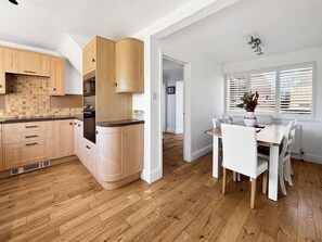 Dining - Village location 4 bed sleeps 7 garden & driveway (Bottesford)