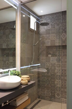 Suihku, hiustenkuivaaja, pyyhkeet, saippua