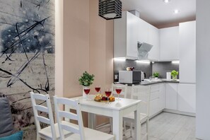 Apartamento clássico, sacada, vista para o pátio | Cozinha privada | Geladeira grande, micro-ondas, cooktop, chaleira elétrica