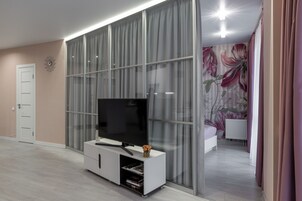 Classic-Apartment, Balkon, Blick auf den Innenhof | Wohnbereich | LCD-Fernseher