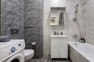 Classic-Apartment, Balkon, Blick auf den Innenhof | Badezimmer | Badewanne, Haartrockner, Handtücher, Seife