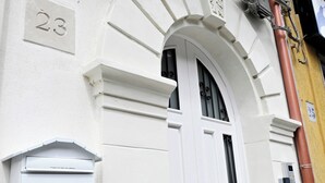 A white building with a door and a mailbox. - The Little White House (cozy little single house in the center) (Modica)
