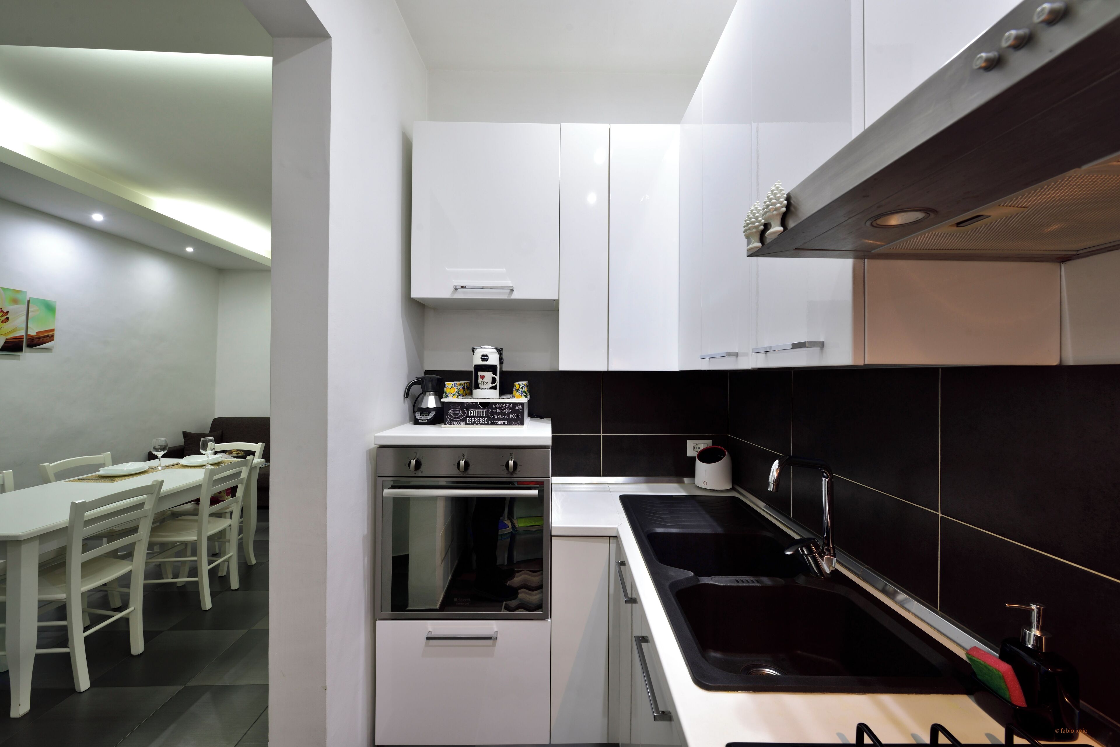 Kühlschrank, Ofen, Herdplatte, Wasserkocher mit Kaffee-/Teezubehör