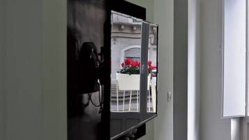 Ein Zimmer mit Fenster, Tür und fest installiertem Telefon.