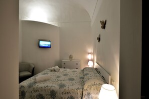 2 bedrooms, desk, iron/ironing board, travel cot - The Little White House (cozy little single house in the center) (Modica)