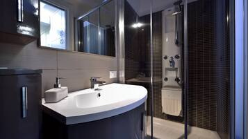 Dusche, Haartrockner, Bidet, Handtücher