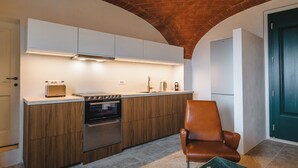Une cuisine moderne avec des meubles de rangement en bois, un four encastré et un plan de travail.