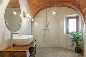 Douche, sĂšche-cheveux, serviettes fournies, savon