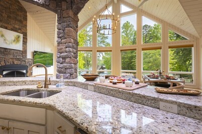 Burton Bliss -Lake Burton, Fantastic Boathouse