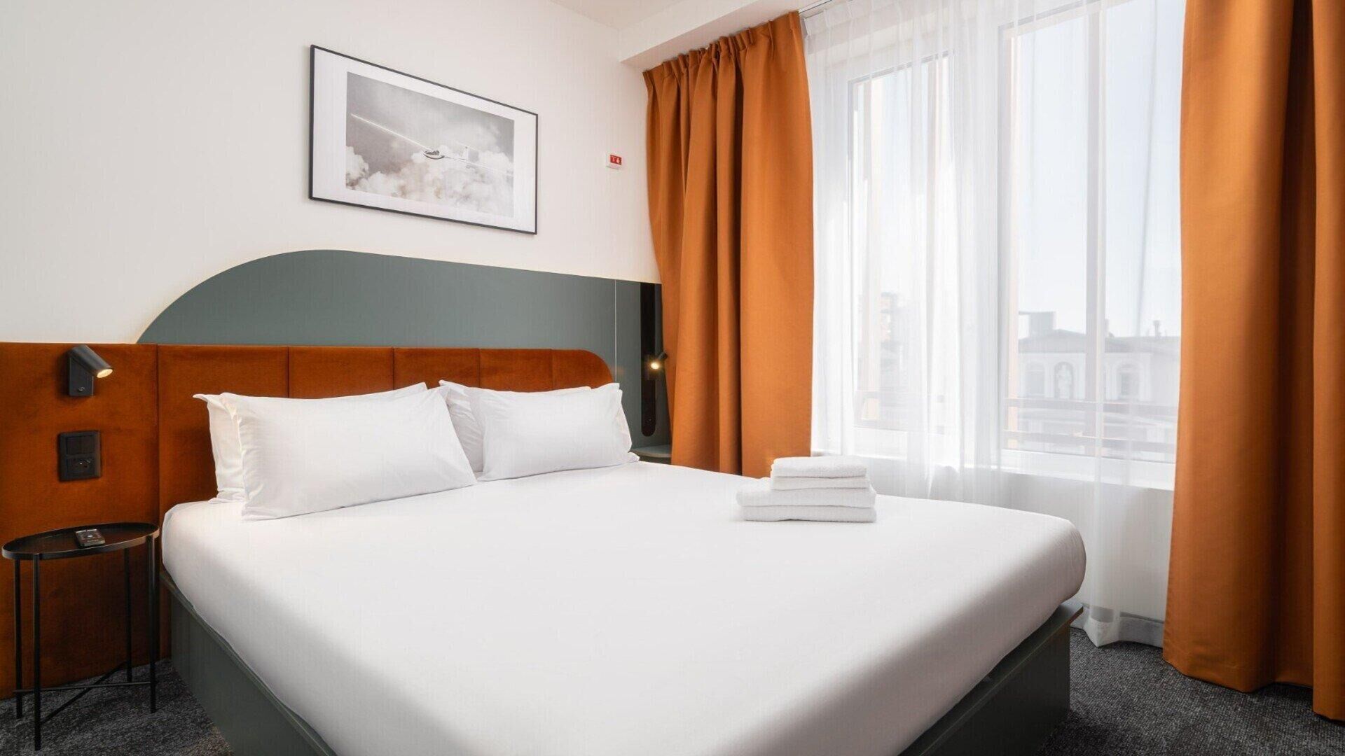 Escritorio, cortinas blackout, wifi gratis y ropa de cama 