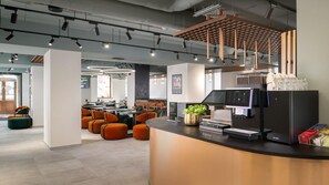 A modern cafe with a counter, seating area, and coffee machines. - B&B HOTEL Leszno (Leszno)