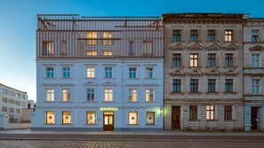 A hotel with a classic facade, multiple windows, and a sign indicating it is a B&B hotel. - B&B HOTEL Leszno (Leszno)