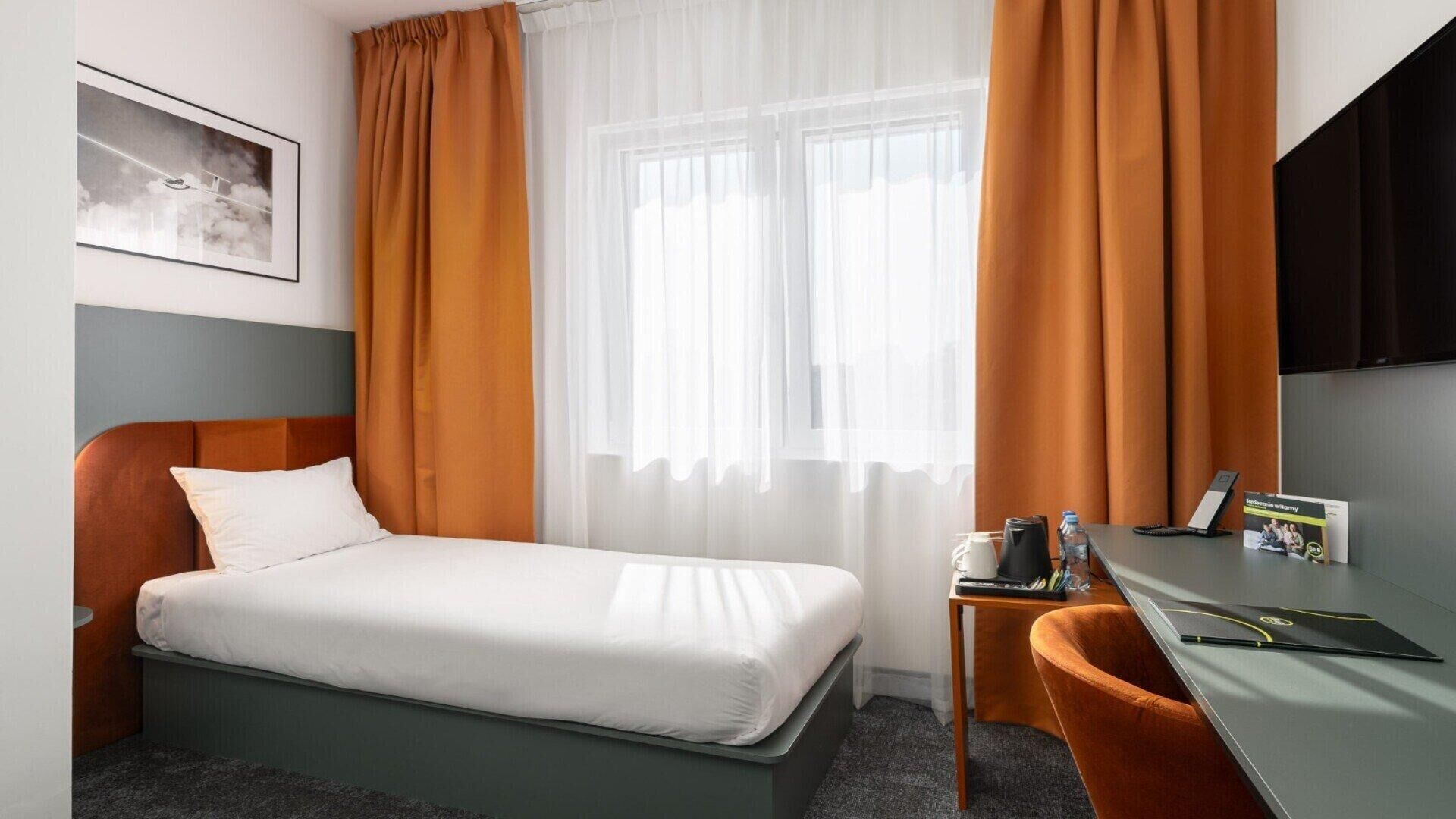 Quarto solteiro | Escrivaninha, cortinas blackout, Wi-Fi de cortesia, roupa de cama