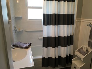 Bathroom - 46 Foster – Charming 3BR Retreat in Historic Chautauqua! (Chautauqua)