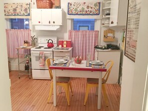 Fridge, microwave, stovetop, dishwasher