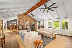 Smart TV, fireplace - Pool, spa, 1 mile from the beach! The Deja Blue Pool Paradise in La Jolla (La Jolla)