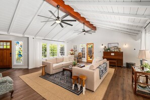 Smart TV, fireplace - Pool, spa, 1 mile from the beach! The Deja Blue Pool Paradise in La Jolla (La Jolla)