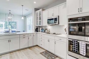 Fridge, microwave, stovetop, dishwasher