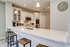 Fridge, microwave, stovetop, dishwasher