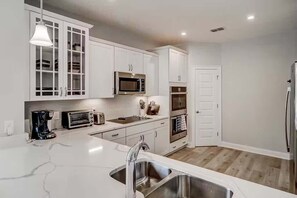 Køleskab, mikrobølgeovn, kogeplade, opvaskemaskine